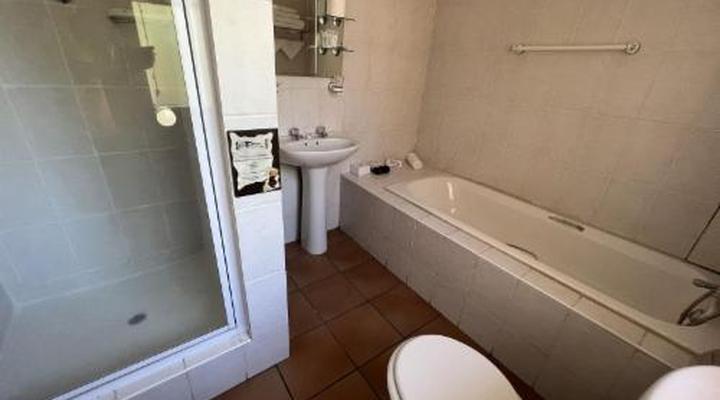 Ipe Tombe Guest Lodge