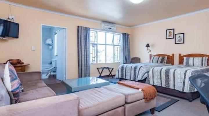 Ipe Tombe Guest Lodge