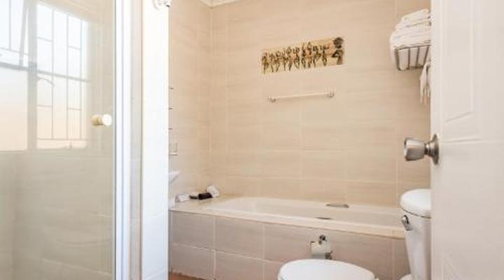 Ipe Tombe Guest Lodge