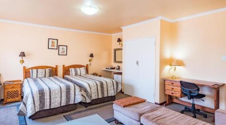 Ipe Tombe Guest Lodge