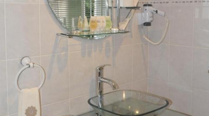 Ipe Tombe Guest Lodge