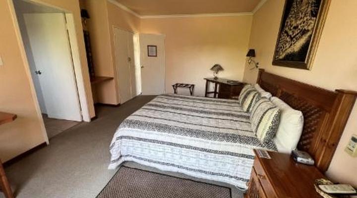 Ipe Tombe Guest Lodge