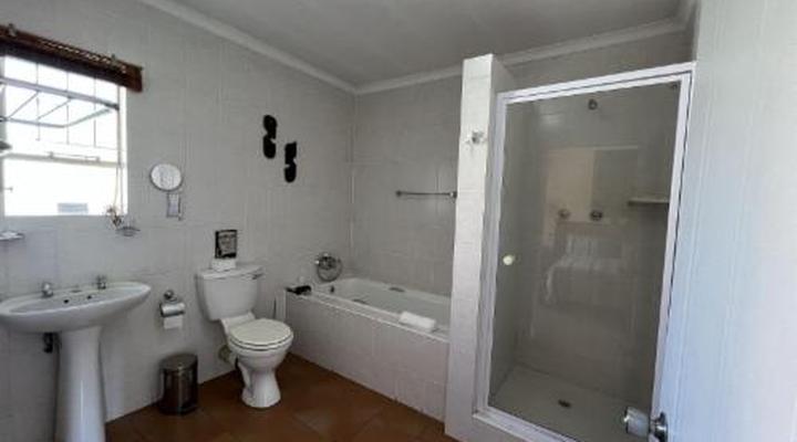 Ipe Tombe Guest Lodge