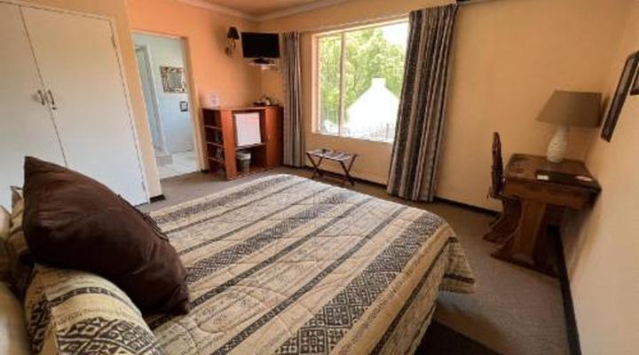 Ipe Tombe Guest Lodge