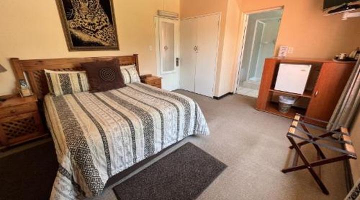 Ipe Tombe Guest Lodge