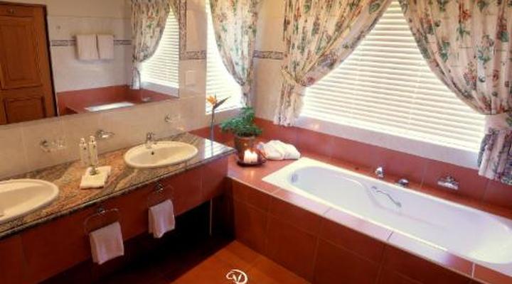 Pakamisa Private Game Reserve & Lodge