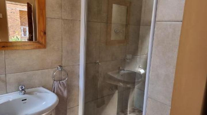 Airport Inn B&B and Emerald Guest House