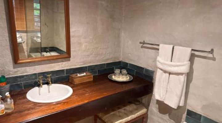 River House Guest Lodge