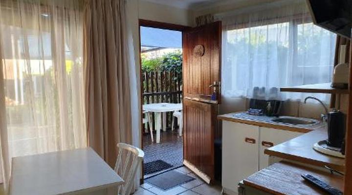 Lakeside Motel & Self-catering