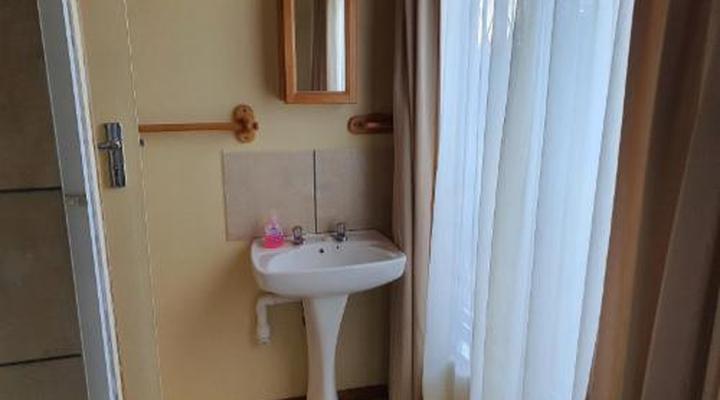 Lakeside Motel & Self-catering