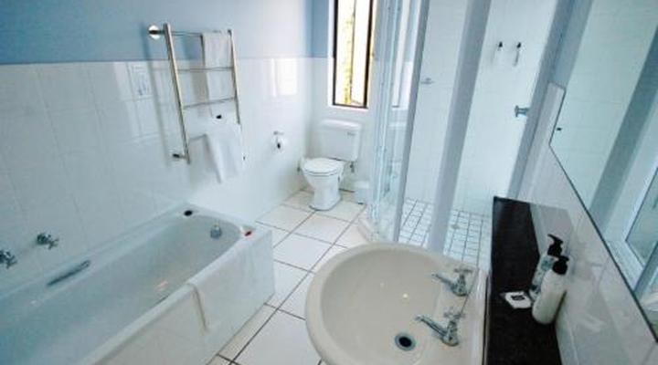 Fourteenth Green Guest Lodge