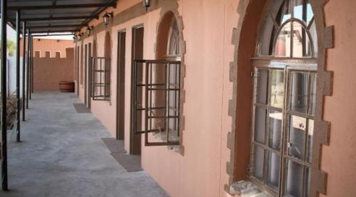 Sweet Thorn Retreat Airport Lodge