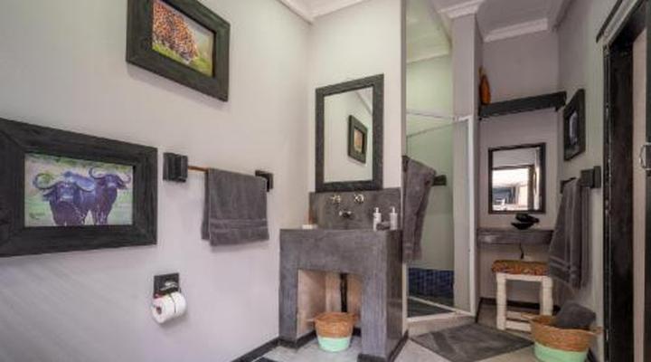 Foxy Crocodile Bush Lodge & Kruger Safaris