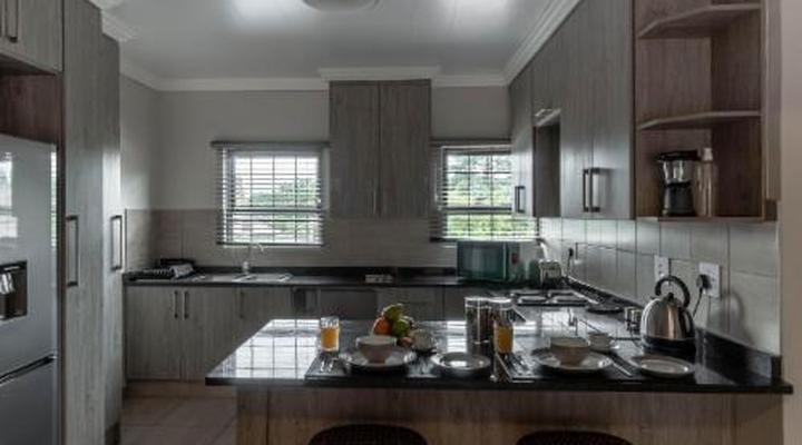 Camelot Guest House & Apartments