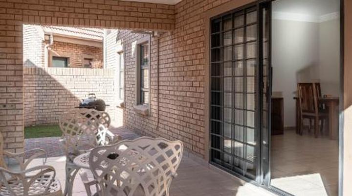 Camelot Guest House & Apartments