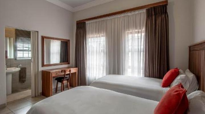 Camelot Guest House & Apartments