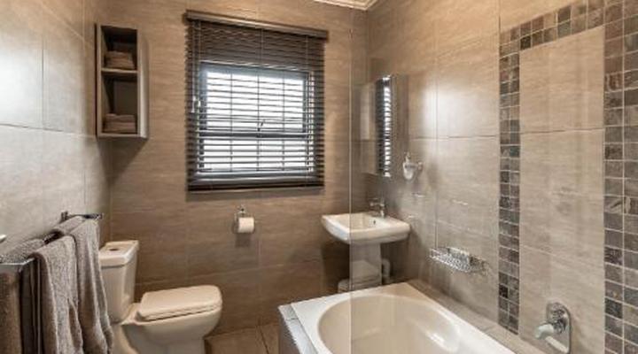 Camelot Guest House & Apartments