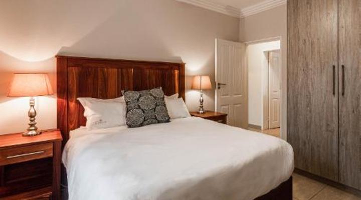 Camelot Guest House & Apartments