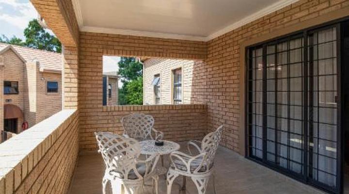 Camelot Guest House & Apartments