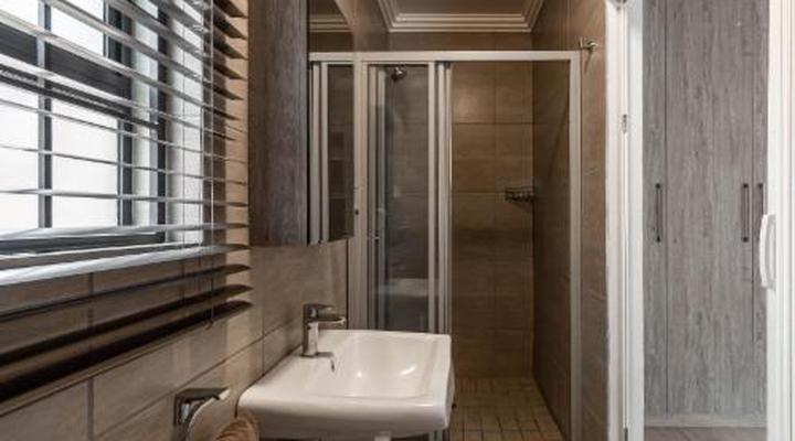 Camelot Guest House & Apartments