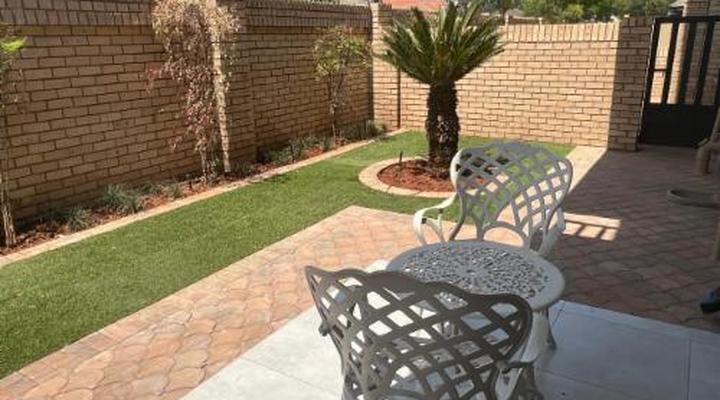 Camelot Guest House & Apartments