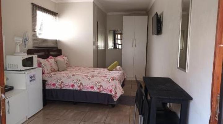 8 Soenie Avenue Self-Catering