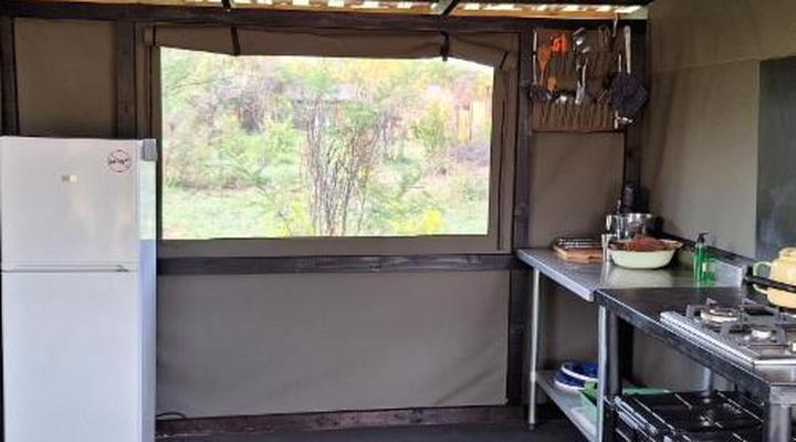 Thorn Tree Bush Camp - Tented camps and cabins