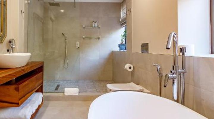 Christie's at 32 on Russell