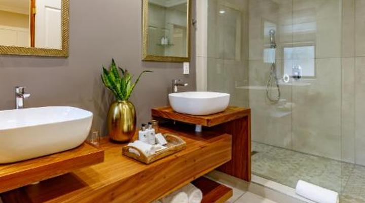 Christie's at 32 on Russell