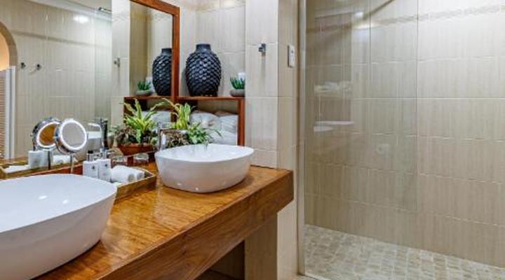 Christie's at 32 on Russell