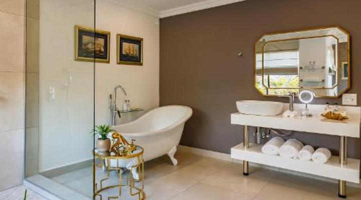 Christie's at 32 on Russell