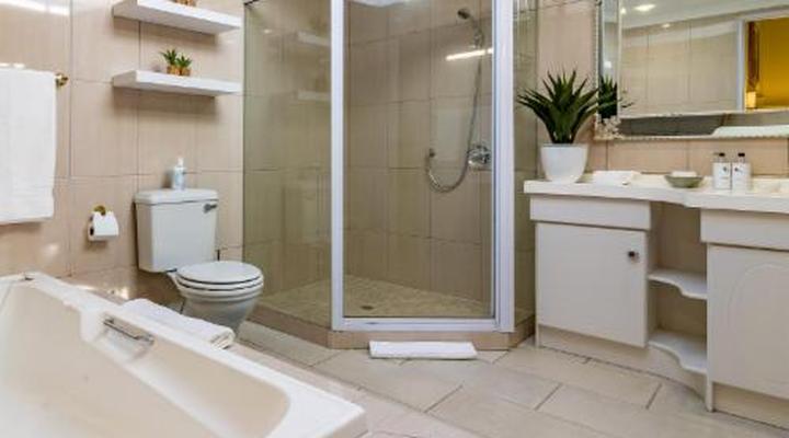 Christie's at 32 on Russell