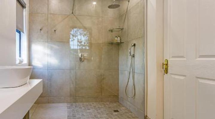 Christie's at 32 on Russell