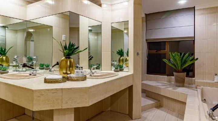 Christie's at 32 on Russell