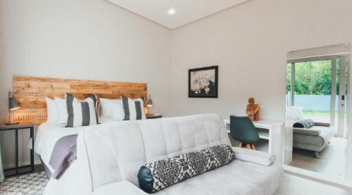 A Riverbed Guesthouse