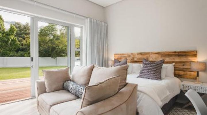 A Riverbed Guesthouse