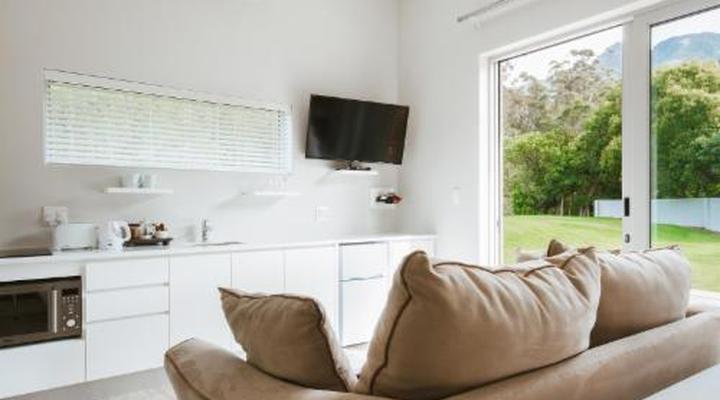 A Riverbed Guesthouse