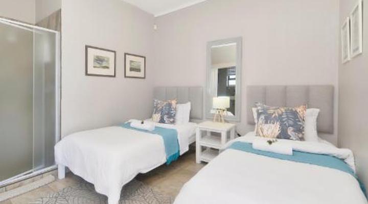 Land's Edge Struisbaai