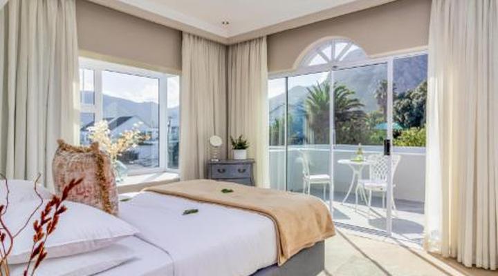 Hermanus Beachfront Lodge