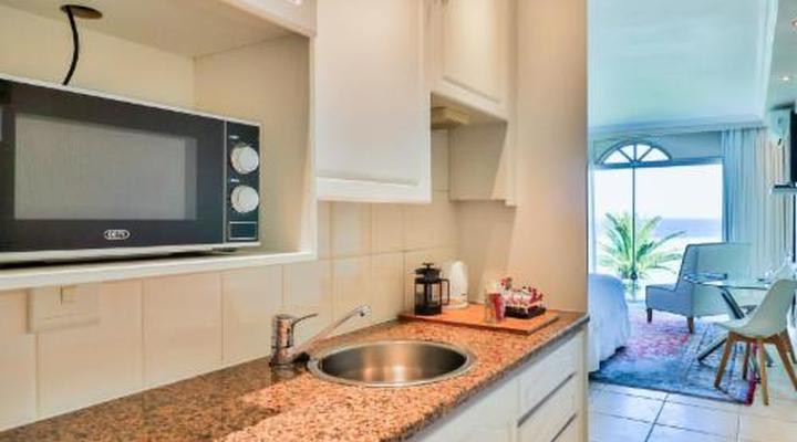 Hermanus Beachfront Lodge