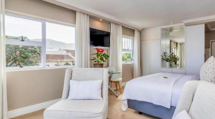 Hermanus Beachfront Lodge