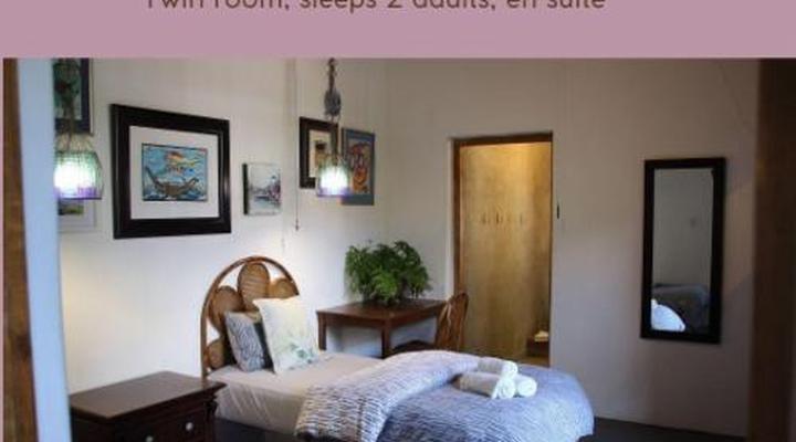 Ebonymoon Guest House & Studio