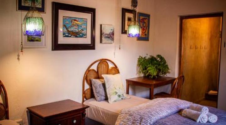 Ebonymoon Guest House & Studio