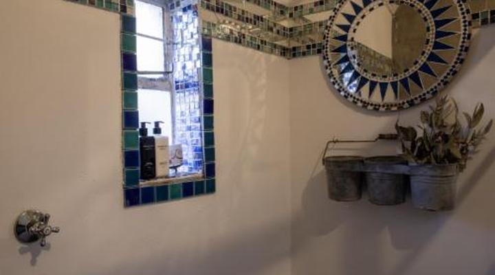 Ebonymoon Guest House & Studio