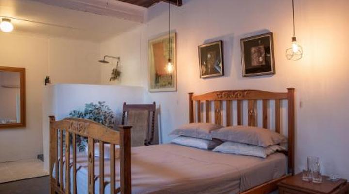 Ebonymoon Guest House & Studio