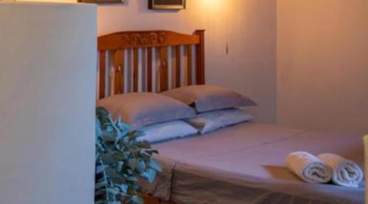 Ebonymoon Guest House & Studio