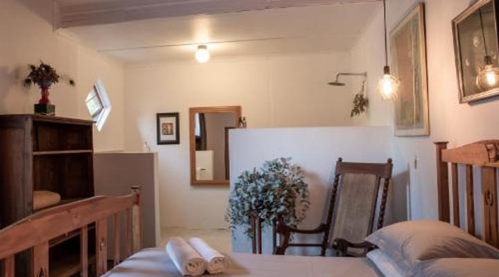 Ebonymoon Guest House & Studio