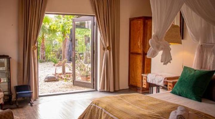 Ebonymoon Guest House & Studio