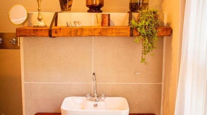 Ebonymoon Guest House & Studio