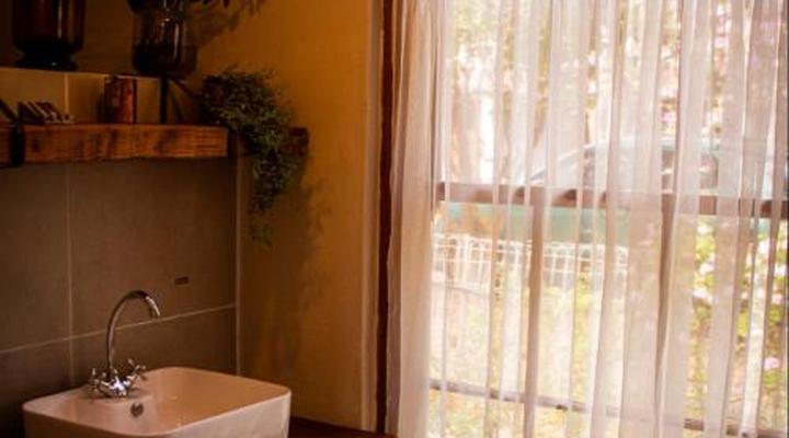 Ebonymoon Guest House & Studio